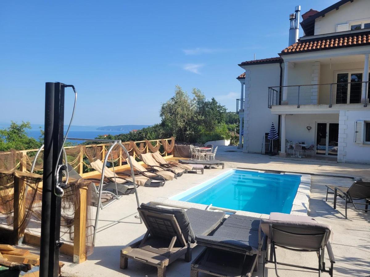 Ferienwohnung mit beheiztem Pool Kroatien Herbst und Winter Lovran Exterior foto